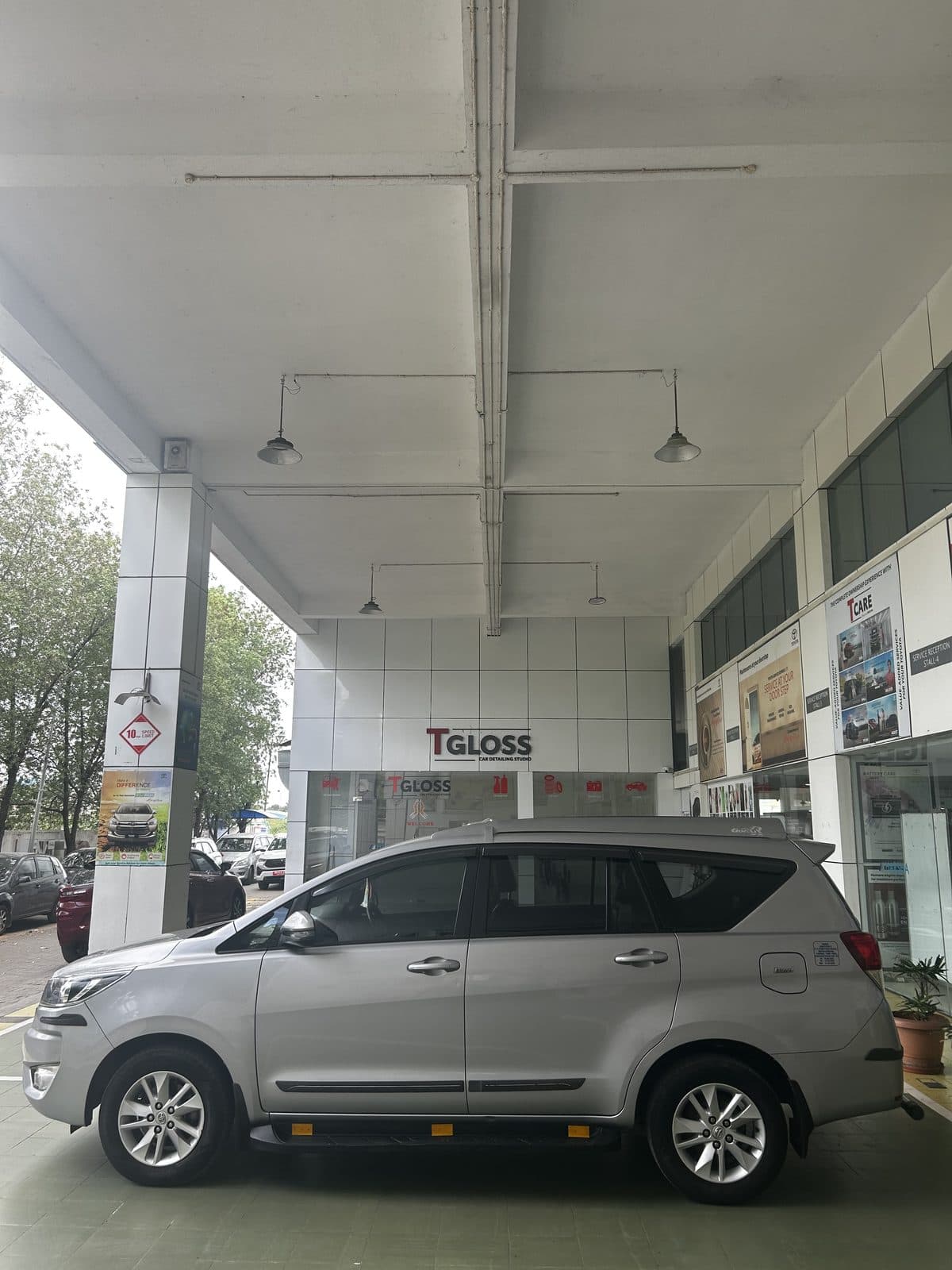 Innova Crysta taxi exterior — Magizhunthu Mobility, Chennai